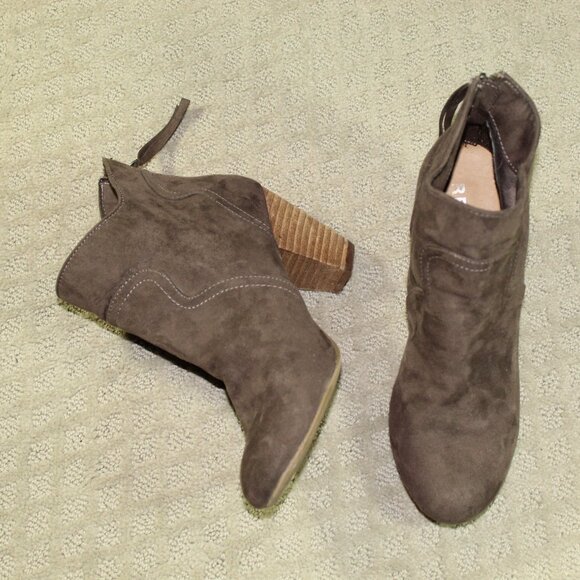 REPORT MARTIN Size 9 Faux Suede Back Zip Brown Brown Ankle Booties - Picture 1 of 6